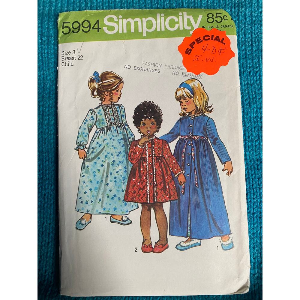 Simplicity 5994 Sewing pattern girls robe pattern 2 lengths 1970s size 3